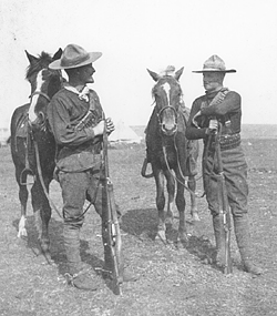 Photos de la guerre des Boers, Deux cavaliers du 1st  Battalion, Canadian Mounted Rifles conversant dans le veld sud-africain, leurs Stetson laissant apparatre des signes d'usure. Leur tenue, adapte aux conditions de service dans le veld, tmoigne de l'influence de l'Ouest canadien. MCG AN19650036-003