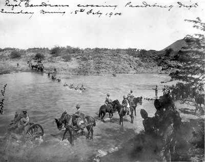 Photo de la guerre des Boers - Le 2nd (Special Service) Battalion, Royal Canadian Regiment of Infantry traverse la rivire Modder  Paardeberg Drift, le 18 fvrier 1900, en prparation de son assaut contre les positions boers en aval de la rivire,  l'est (hors du champ, sur la droite) ANC PA185348
WIDTH=