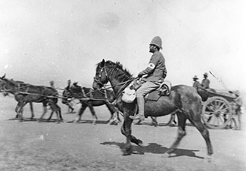 Images de la guerre des Boers, Hpital de campagne et membre  cheval du corps mdical du 2 RCRI en route. NAC PA173033