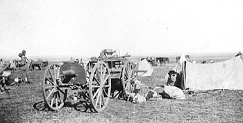 Images de la guerre des Boers, OUne des deux Maxim du 2 RCRI dans un camp d'Afrique du Sud, monte sur son afft Dundonald avec son avant-train. Remarquez le bouclier blind pour protger les artilleurs. CWM AN19830041-271