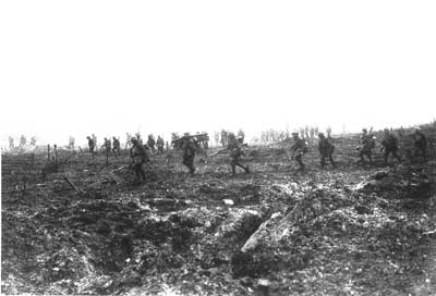 Pendant la bataille de la crte de Vimy, le 29e Battallon d'infanterie avance sur le no man's land malgr le barbel allemand et le feu nourri des tireurs - 19920085-915