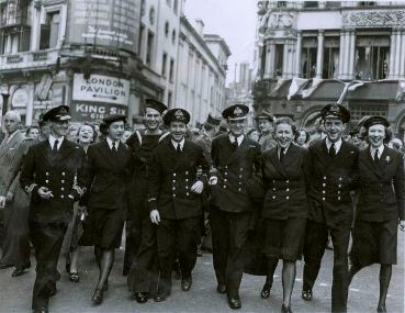 Membres de la Marine canadienne, à Londres, le jour de la Victoire en Europe