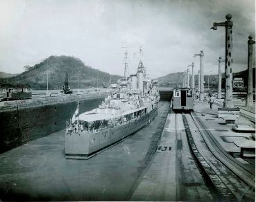 Le NCSM Ontario dans le canal de Panama.
