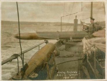 Le NCSM Grilse lançant une torpille, 1915