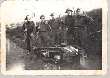 Se battre en France - Des soldats du Rgiment de la Chaudire posent prs d'un vhicule de dmolition Goliath, pris  l'ennemi  la sortie de Boulogne, en France, le 25 septembre 1944 - Collection d'archives George-Metcalf - MCG 20040095-001