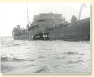Le navire-citerne hollandais S.S. Corilla endommag par une torpille, Halifax, N.., fvrier 1942 - Photo : DND MRC H-2402, CWM Reference Photo Collection - AN 19910238-805