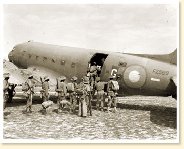Troupes montant  bord d'un Douglas 'Dakota', un appareil du 435e Escadon de l'ARC, Birmanie, le 23 dcembre 1944. - Photo : Dfense nationale
