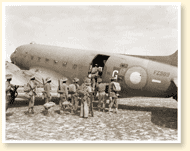 Troupes montant  bord d'un Douglas 'Dakota', un appareil du 435e Escadon de l'ARC, Birmanie, le 23 dcembre 1944. - Photo : Dfense nationale