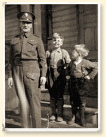 Le sergent-major de compagnie, John Osborn, des Winnipeg Grenadiers, a t le seul  se mriter la Croix de Victoria de Hong Kong  titre posthume. Au cours de la grande dpression qui a prcd la guerre, ' il allait nettoyer des planchers afin de gagner quelques sous pour nourrir sa famille.' - AN19950061-006