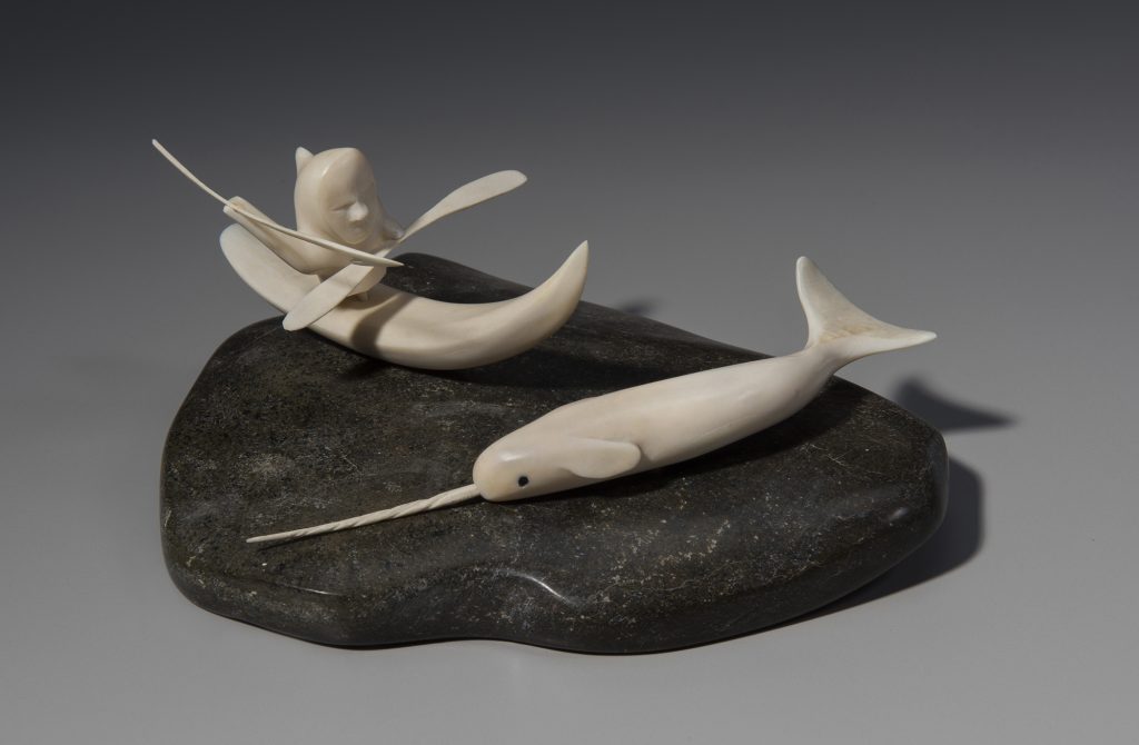 Sculpture d’une personne chassant le narval en kayak