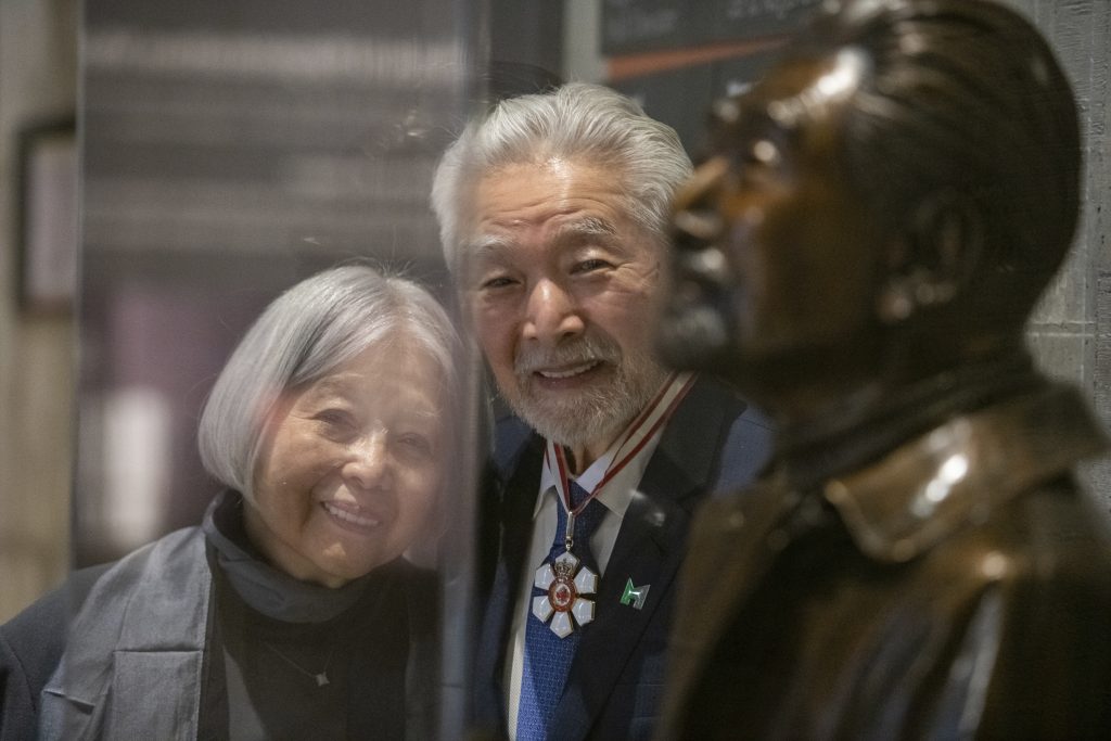 Image de M. et Mme Moriyama regardant une sculpture