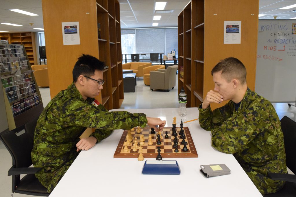 Image de cadets jouant aux échecs