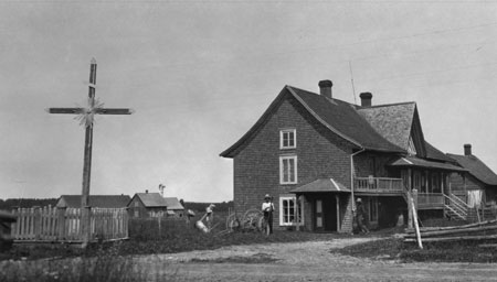 Wayside cross with clover endpoints and sun on axis. Saint-Antonin, Qubec, 1918., © CMC/MCC, Edouard Zotique Massicotte, 43403