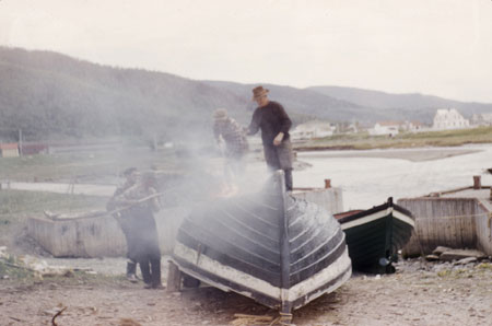 Manual tarring of a fishing boat, [19--]., © CMC/MCC, S2004-1145