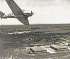 Un avion d'entraînement Harvard au-dessus de l'école du service de l'aviation de l'Aviation royale canadienne à Uplands, près d'Ottawa, où de nombreux Australiens complétèrent leurs formation de pilotage. Australian War Memorial, photo no.128180. AN19840571-001