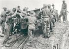 Le débarquement à Rangoon, mai 1945.  Un canon de 25 livres est monté à force d'homme sur les berges abruptes d'une rivière près du lieu de débarquement. Musée canadien de la guerre, 19890823-0321 ref. D811.G7