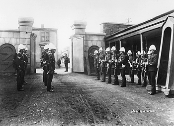 Boer War Photo, Changement de la garde du 3rd (Special Service) Battalion, Royal Canadian Regiment of Infantry en 1900,  la Caserne Wellington, rue Gottingen  Halifax. Public Archives of Nova Scotia N-6015