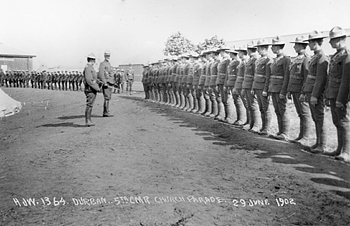 Boer War Picture, Le 5th Battalion, Canadian Mounted Rifles, lors d'un office religieux à Durban, en Afrique du Sud, le 29 juin 1902, après la signature du traité de Vereeniging, qui a mis fin à la guerre. NAC PA16439