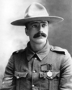 Image de la guerre des Boers, Le sergent Arthur H.L. Richardson du Strathcona's Horse, récipiendaire de la Croix de Victoria pour bravoure à Wolve Spruit, le 5 juillet 1900. Musée duLord Strathcona's Horse (Royal Canadians)