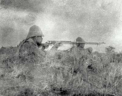 Photo de la guerre des Boers, Des fantassins canadiens engageant des troupes boers, 18 fvrier 1900. PA-181414