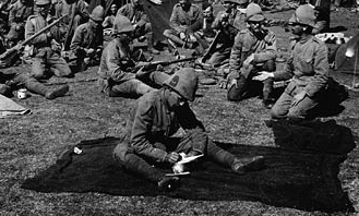 Boer War Photo, L'uniforme canadien était aussi durable que ceux des britanniques.  La fibre s'avèra rigide et rêche, frottant sur le cou et les jambes des troupes. c003477