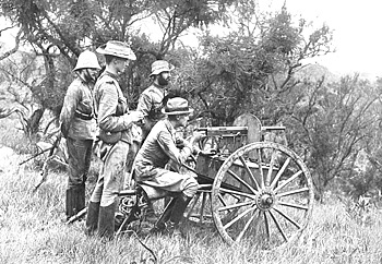 Photos de la guerre des Boers, La mitrailleuse Colt, modèle 1895, que le Royal Canadian Dragoons et les autres unités à cheval canadiennes ont adopté à leur arrivée en Afrique du Sud. L'affût sur lequel elle était montée pouvait être tiré par un seul cheval. Elle est ici actionnée par une équipe britannique.
