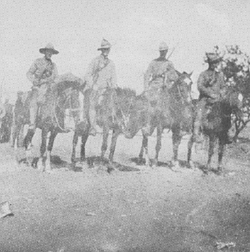 Image de la guerre des Boers, Un groupe du Royal Canadian Dragoons patrouillant le veld sud-africain en octobre 1900.  Royal Canadian Dragoons Archives