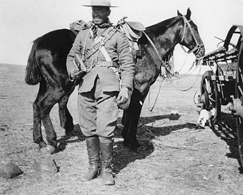 Photos de la guerre des Boers, Un cavalier du Strathcona's Horse en Afrique du Sud. Cette photo démontre clairement pourquoi le Strathcona's Horse, plus que toute autre unité en Afrique du Sud, a été identifié à l'image du cowboy canadien. Musée du Lord Strathcona's Horse (Royal Canadians)