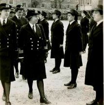 La capitaine de frégate Dorothy Isherwood inspectant des Wrens à Halifax-