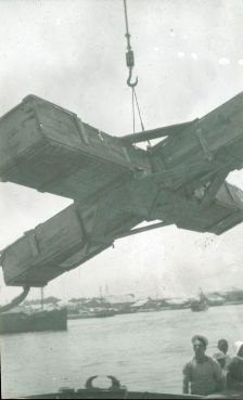 Chargement d'une hélice à bord du NCSM Thiepval 