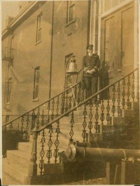 Leonard W. Murray, à la caserne de la Marine royale du Canada, Halifax