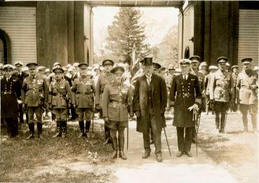 Le lieutenant-gouverneur Tory reçoit le salut.