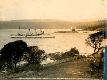 Le NCSM Rainbow arrivant à Esquimalt, en Colombie-Britannique, 1910