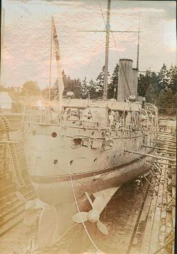 Le NCSM Rainbow en cale sèche, Esquimalt