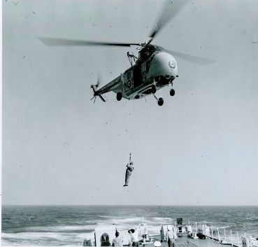 Militaire transporté par hélicoptère