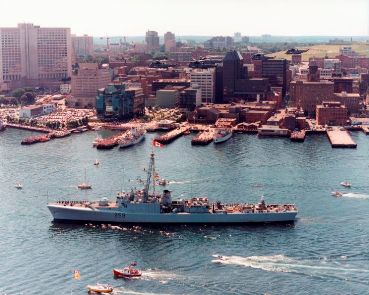Le NCSM Terra Nova dans le port de Halifax