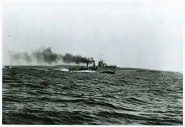 Le NCSM Patriot remorquant l'hydroptère HD-4, septembre 1921