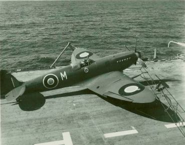 Écrasement d'un Supermarine Seafire sur le pont du NCSM Warrior