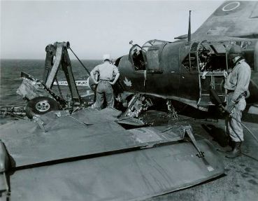 Écrasement d'un Fairey Firefly sur le NCSM Warrior