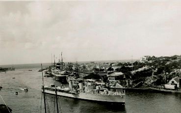 Le NCSM Saguenay entrant dans le port de Willemstad, dans les Antilles néerlandaises, 1934