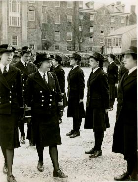 La capitaine de frégate Dorothy Isherwood inspectant des Wrens à Halifax.