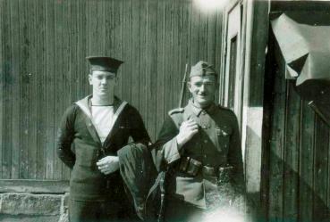 Un marin canadien et un soldat allemand, à Copenhague, au Danemark
