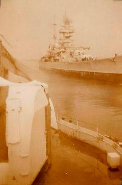 Le NCSM Iroquois escortant le Prinz Eugen