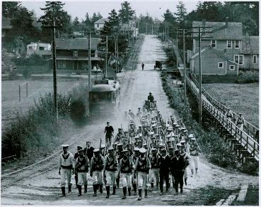 Des marins marchant à Esquimalt