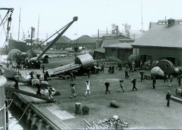 Le NCSM Niobe, à quai, à Halifax