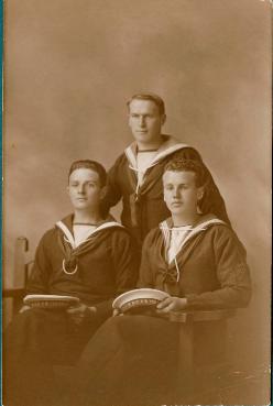 Trois Canadiens de la Royal Navy