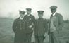 Officiers du NCSM Thiepval en compagnie d'un lieutenant de marine japonais, à Hakodate, au Japon.