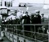 Marins canadiens montant à bord du NCSM Bonaventure