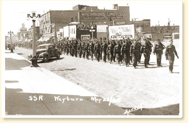 Le South Saskatchewan Regiment paradant à Weyburn, Saskatchewan, le 22 mai 1940. - AN19830269-005