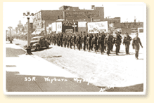Le South Saskatchewan Regiment paradant à Weyburn, Saskatchewan, le 22 mai 1940. - AN19830269-005